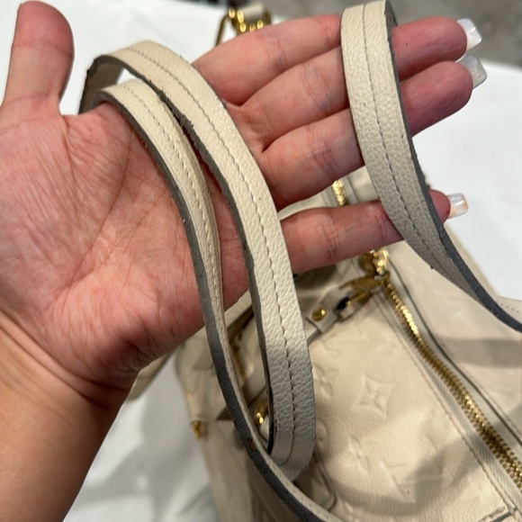 Authentic Louis Vuitton Empriente Lumineuse shoulder bag - Picture 8 of 14